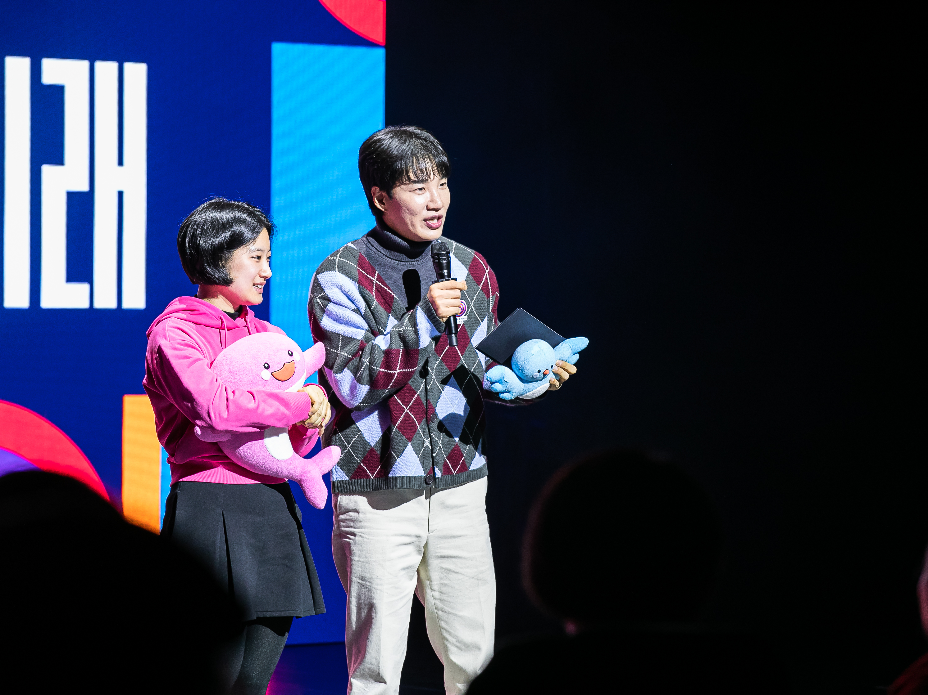 한국장애인문화예술원 창립 10주년 기념행사에서 발달장애 화가 김선아와 개그맨 김기리가 캐릭터를 소개하고 있다.