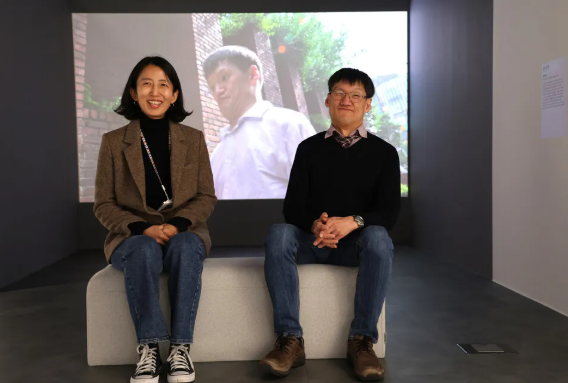 장애인문화예술원 10돌…문승현 작가와 한국장애인문화예술원 신상미 예술지원부장 인터뷰 장면