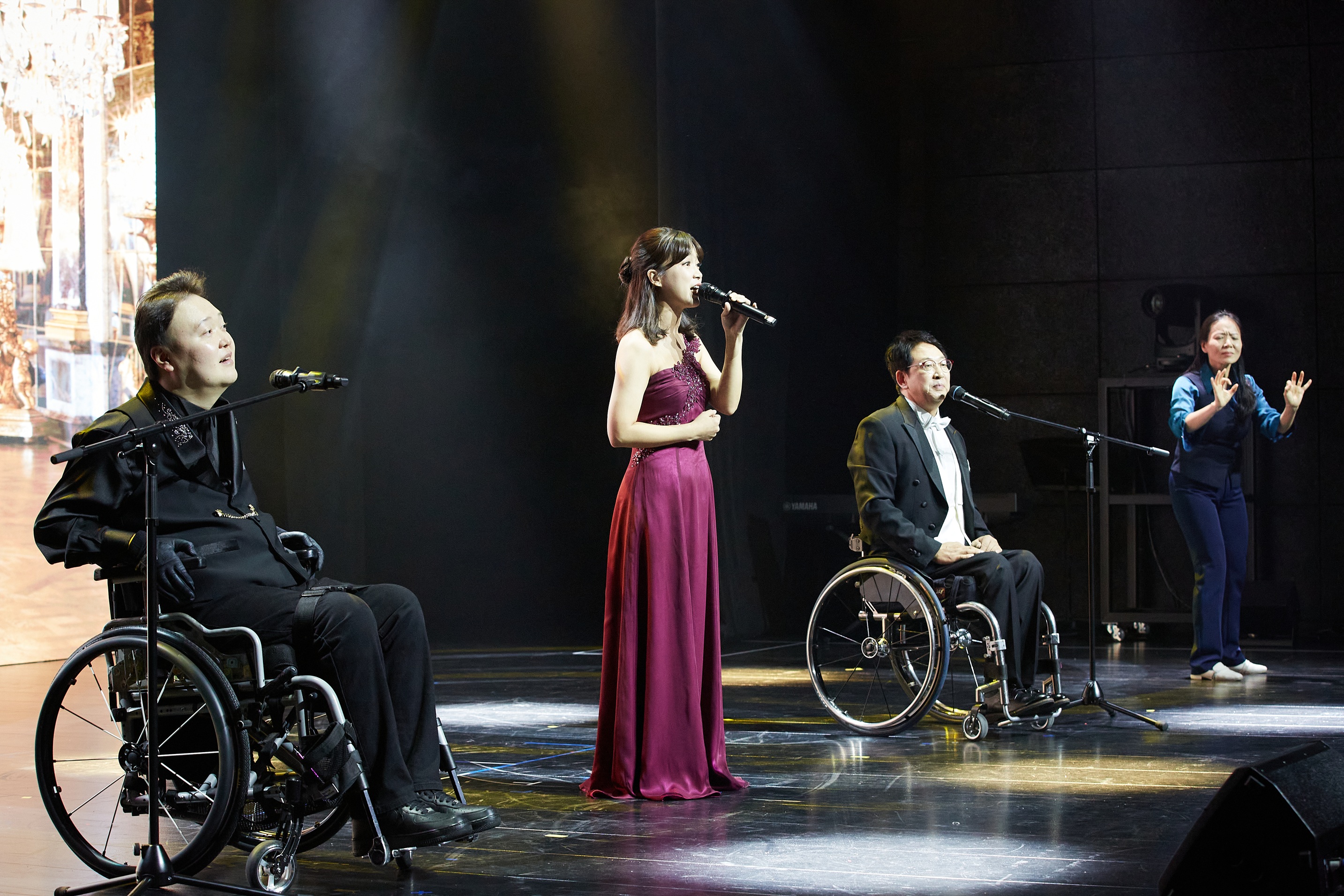 한국장애인문화예술원 창립 10주년 기념행사에서 성악가 강유경, 이남현, 황영택이 축하공연을 펼치고 있다.