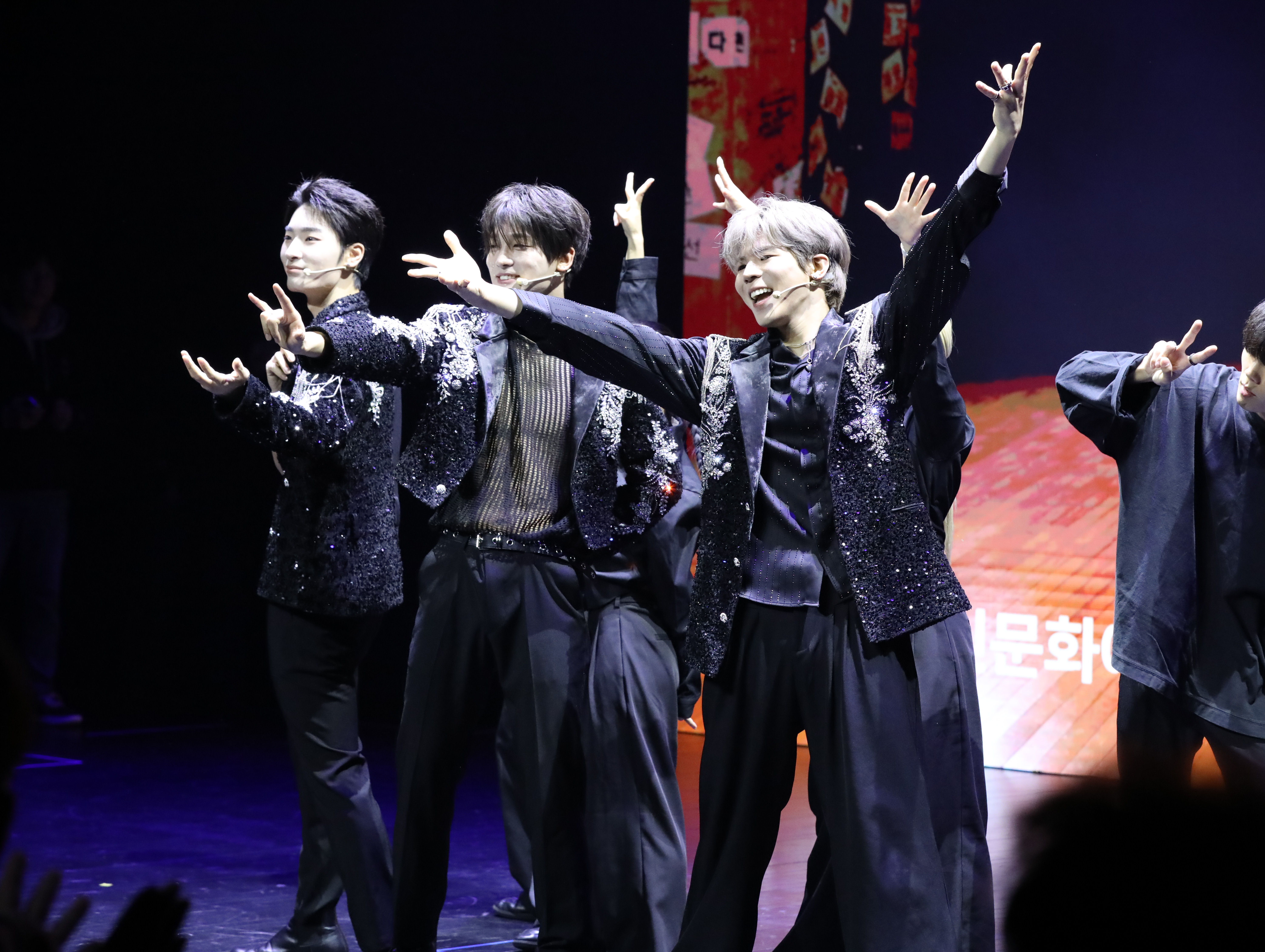 한국장애인문화예술원 창립 10주년 기념행사에서 Kpop 수어아이돌 빅오션이 축하공연을 펼치고 있다.