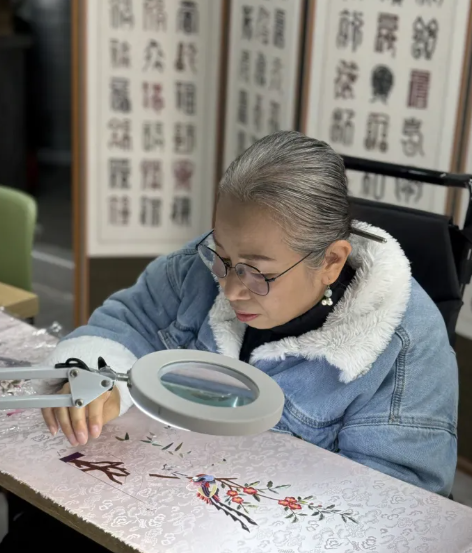 장문원 10주년 기념 릴레이 인터뷰3 이정희 자수장 작업 사진