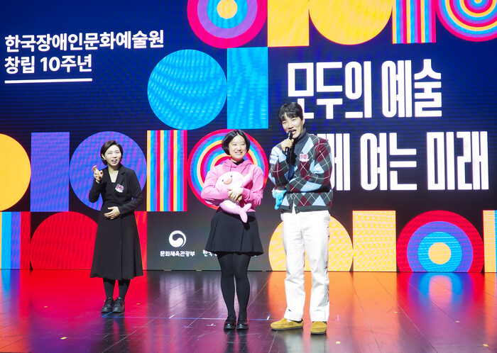 한국장애인문화예술원 창립 10주년 기념행사(강선아 작가와 개그맨 김기리) 2025.11.11 사진 ⓒ아트코리아방송
